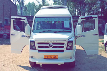 17 Seater Tempo Traveller